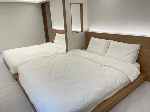 Bed, Photo of the whole room, Bedroom, Family