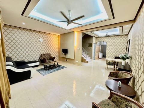 TV and multimedia, Living room, Seating area, fireplace