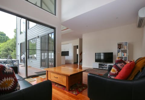 TV and multimedia, Living room, Seating area, heating, air conditioner