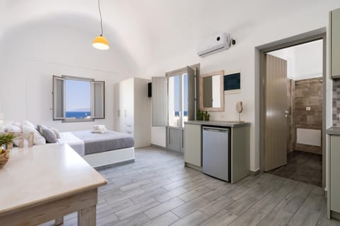 Bed, TV and multimedia, Bedroom
