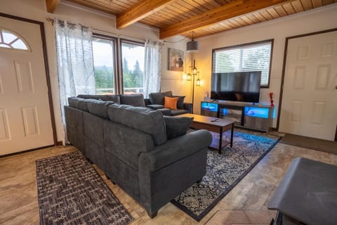 Mt Rainier!Best place to stay with family and friends! Sleeps10!4B 2B Home! Hottub!PondView!Paradise! House in Ashford