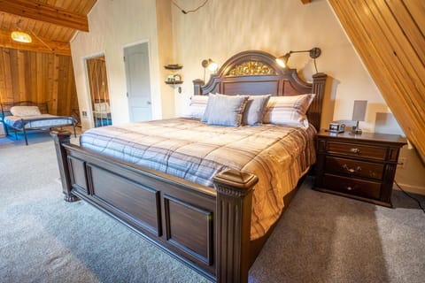 Mt Rainier!Best place to stay with family and friends! Sleeps10!4B 2B Home! Hottub!PondView!Paradise! House in Ashford