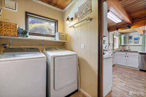 Mt Rainier!Best place to stay with family and friends! Sleeps10!4B 2B Home! Hottub!PondView!Paradise! House in Ashford