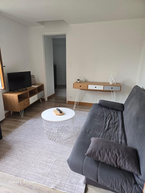 Bed, TV and multimedia, Living room, Seating area, internet