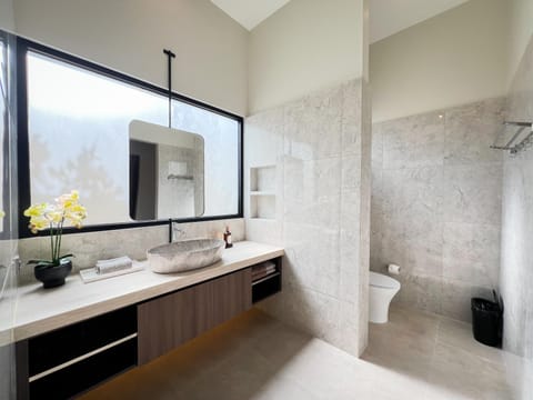 Walk To Top Cafes & Beach Modern Suite Nova 2 House in North Kuta