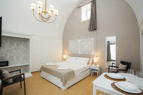 Bed, Living room, Photo of the whole room, Seating area, Bedroom