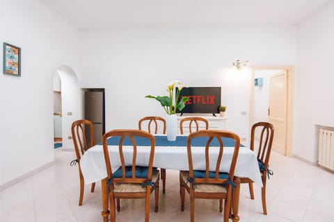 TV and multimedia, Living room, Seating area, Dining area
