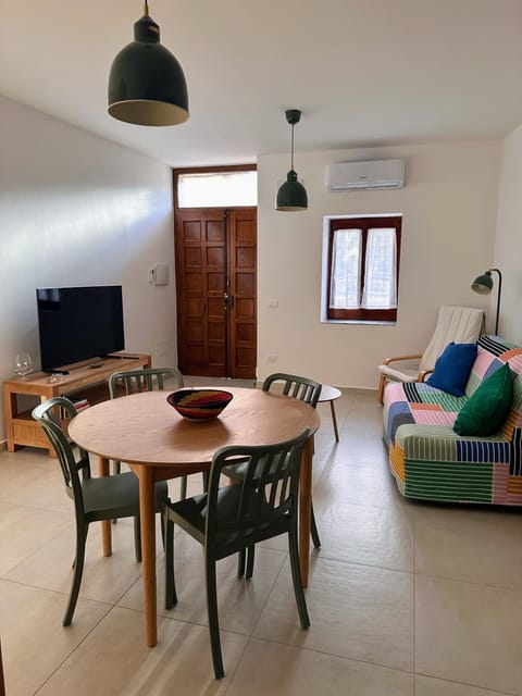 Communal lounge/ TV room, Living room, Dining area, air conditioner