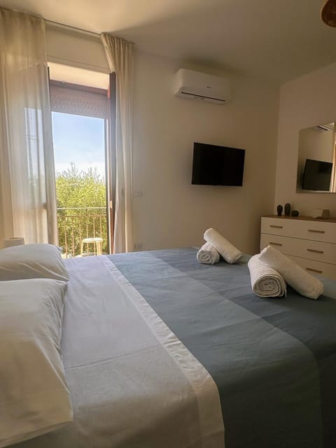 Bed, TV and multimedia, Bedroom, towels, air conditioner