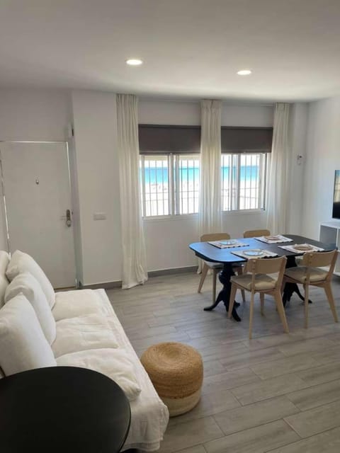 Communal lounge/ TV room, Sea view