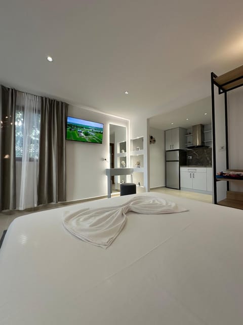 Bed, TV and multimedia, Photo of the whole room, Bedroom