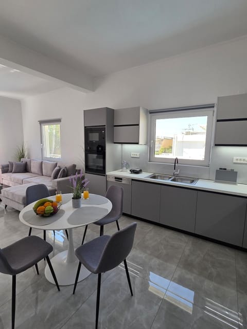 Kitchen or kitchenette, Living room, Seating area, Dining area, Food, oven, stove
