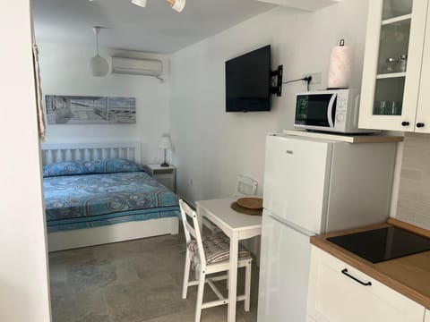 TV and multimedia, Kitchen or kitchenette, Living room, Photo of the whole room, Dining area, Bedroom