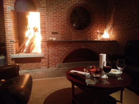 BBQ facilities, Food and drinks, Seating area, Drinks, fireplace