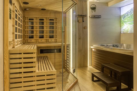 Hot Tub, Sauna