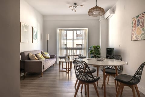 TV and multimedia, Living room, Seating area, Dining area