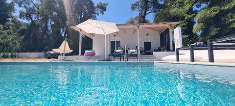 Property building, Spring, Day, Garden, Garden view, Pool view, Swimming pool, Swimming pool, sunbed