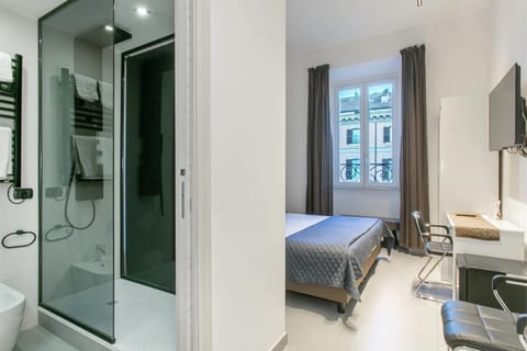 Shower, Bed, TV and multimedia, Bedroom