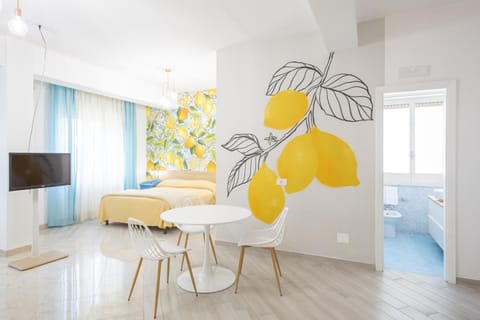 Bed, TV and multimedia, Living room, Photo of the whole room, Seating area, Dining area, Bedroom