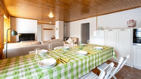 Kitchen or kitchenette, Living room, Seating area, Dining area, Food
