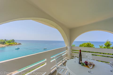 View (from property/room), Balcony/Terrace, Dining area, Sea view