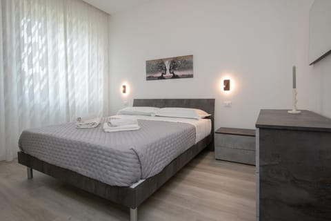 Bed, TV and multimedia, Bedroom, towels