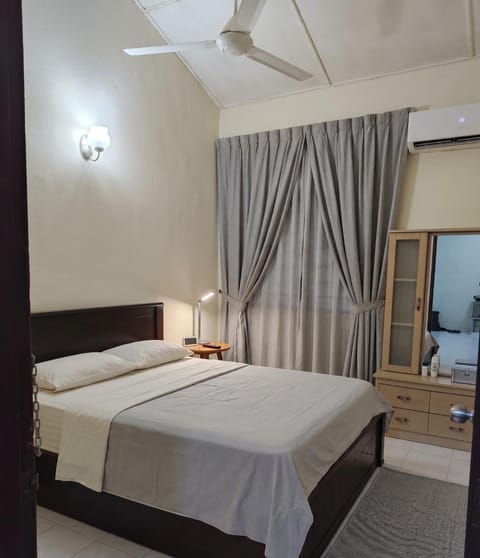 Bed, Photo of the whole room, Bedroom, air conditioner