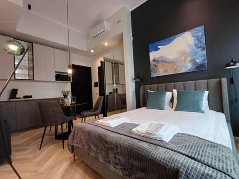 Bed, Kitchen or kitchenette, Photo of the whole room, Seating area, Bedroom