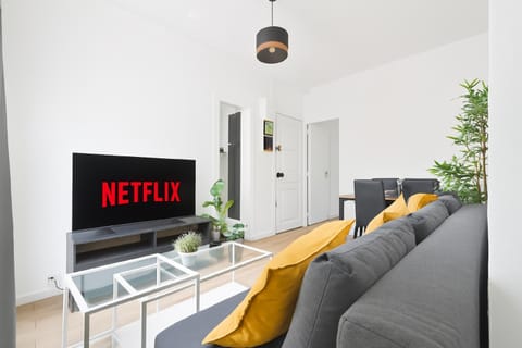 Heart of Paris 1BR-6P Tour Eiffel Free Netflix Apartment in Paris