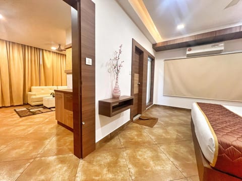 Bed, Living room, Photo of the whole room, Seating area, Bedroom, air conditioner