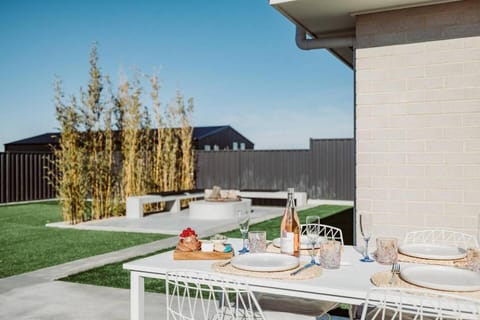 Day, Dining area, Garden view
