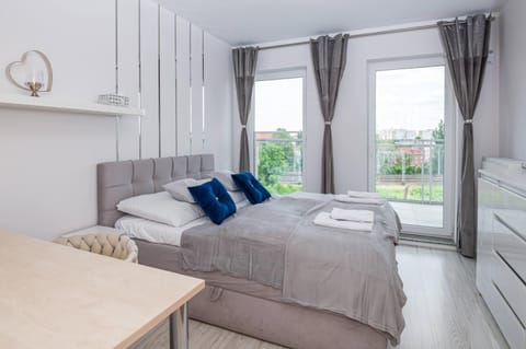 Bed, Photo of the whole room, Seating area, Bedroom, towels
