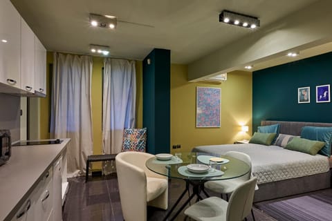 TV and multimedia, Seating area, Bedroom