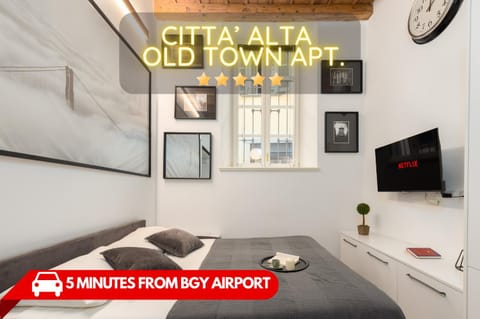 Bed, TV and multimedia, Photo of the whole room, Bedroom, Text overlay, towels