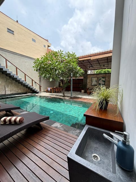 Dining area, Pool view, sunbed