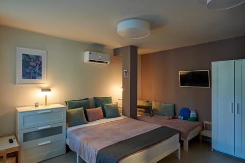 Bed, TV and multimedia, Bedroom, wardrobe, air conditioner