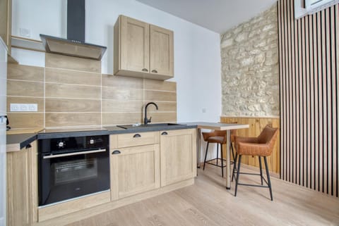 Kitchen or kitchenette, Dining area, stove