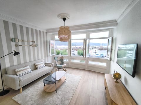 TV and multimedia, Living room, Seating area, Sea view