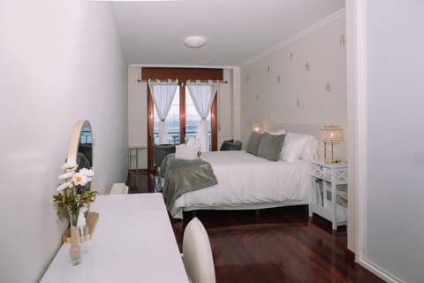 Precioso amanecer frente al mar by CABANA Rentals Apartment in Cangas