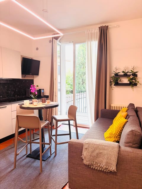 Communal lounge/ TV room, TV and multimedia, Kitchen or kitchenette, Living room, Seating area, Dining area