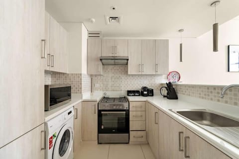 Stylish 1BR in Palm Jumeirah with Rooftop Pool Apartment in Dubai