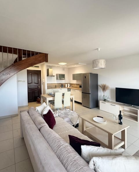 Communal lounge/ TV room, TV and multimedia, Kitchen or kitchenette, Living room, Seating area, Dining area, Evening entertainment, oven, stove