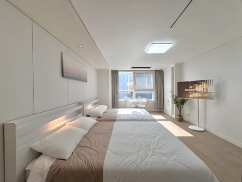 Bed, TV and multimedia, Bedroom