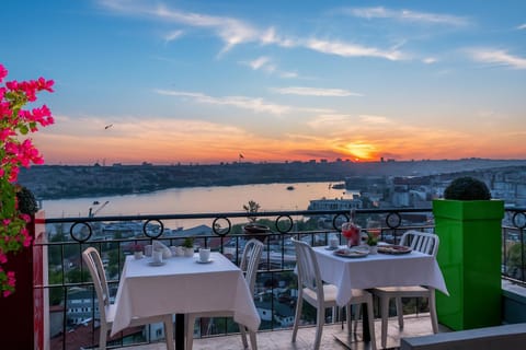 Property building, Patio, Restaurant/places to eat, Natural landscape, View (from property/room), Balcony/Terrace, City view, Lake view, River view, Sea view, Sunset