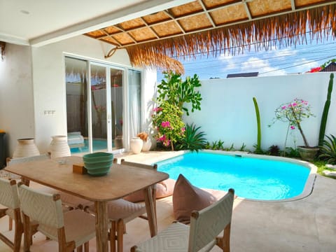 Natural landscape, Balcony/Terrace, Dining area, Pool view, Swimming pool, sunbed