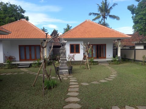 Rumah Asri Devarastra #2 Villa in Abang