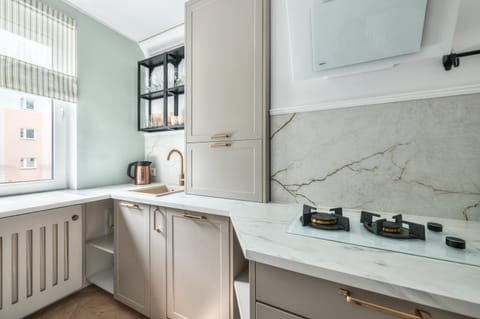 Coffee/tea facilities, Kitchen or kitchenette, stove