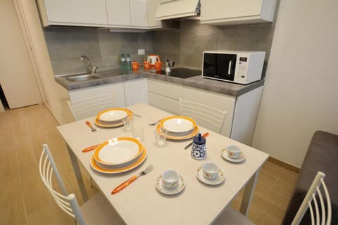 Coffee/tea facilities, Kitchen or kitchenette, Dining area, stove