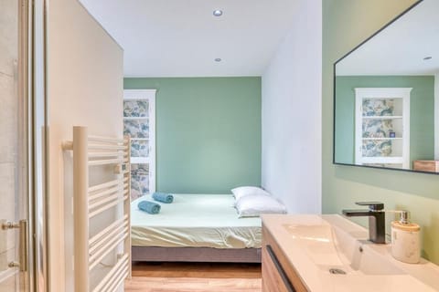 Bed, Bathroom, Photo of the whole room, Bedroom, towels