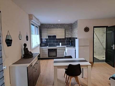 Kitchen or kitchenette, Dining area, oven, pet friendly, stove